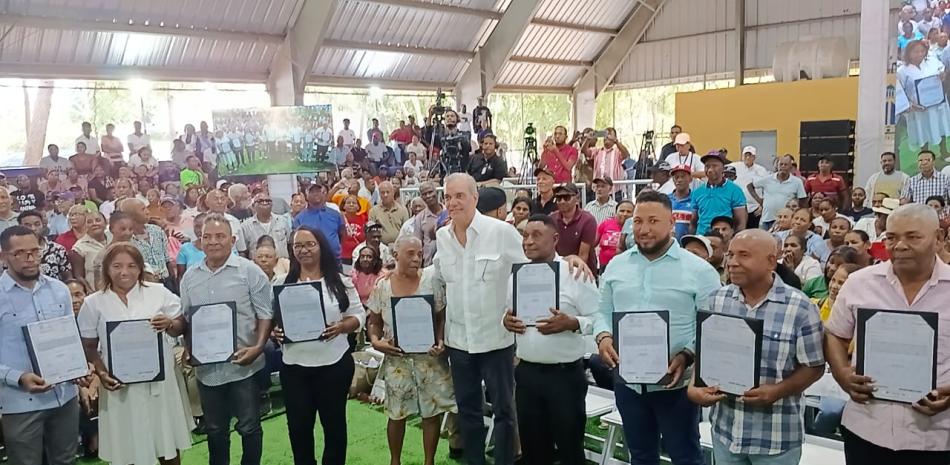 Presidente Abinader entrega 517 títulos de propiedad a familias en Neyba