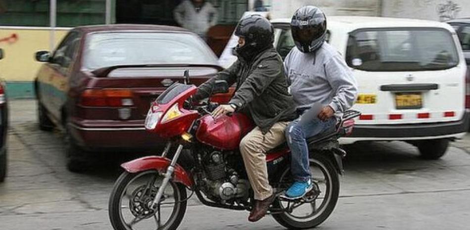 Perú prohíbe dos personas en una motocicleta