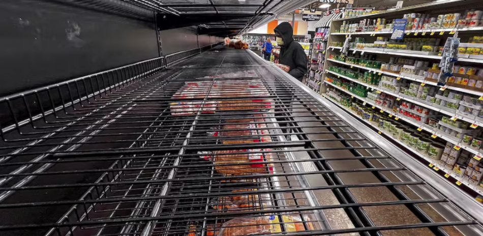 Supermercados vacíos , apagones y vuelos cancelados : la tormenta causa estragos en EEUU